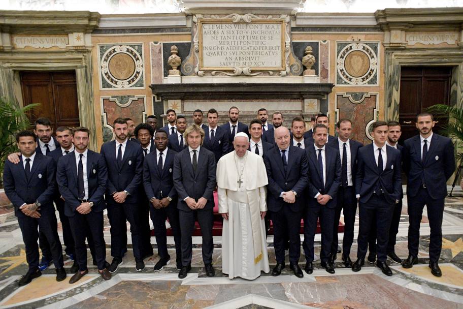 La Juventus posa con al centro Papa Francesco. AP